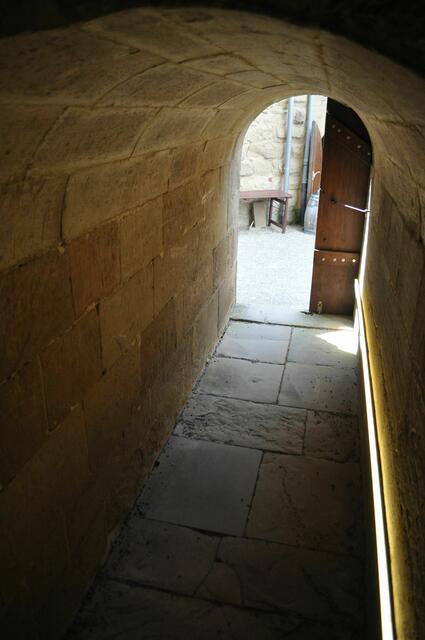 Eingang zum Bergfried. Die Mauern sind 4 Meter dick. | Foto: Daniela Somers