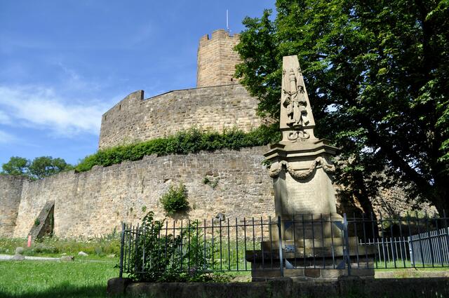 Der gesockelte Obelisk aus Sandstein zeigt Symbole des Sieges und des Kriegsgeschehens und die Namen der Gefallenen im Deutsch-Französischen Krieg. | Foto: Daniela Somers