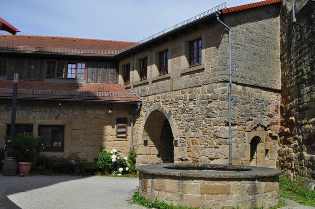 Eingangsbereich. Links die Burgschenke. Rechts eine alte Zisterne. | Foto: Daniela Somers