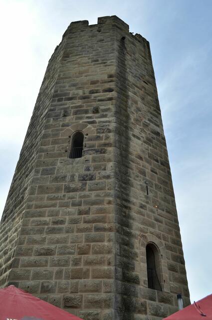 Am Bergfried mit seinen Meter dicken Mauern sieht man noch Spuren eines Blitzeinschlags. | Foto: Daniela Somers