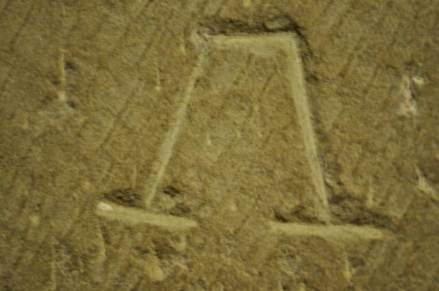 Überall im Turm sieht man verschiedene Steinmetzzeichen. | Foto: Daniela Somers