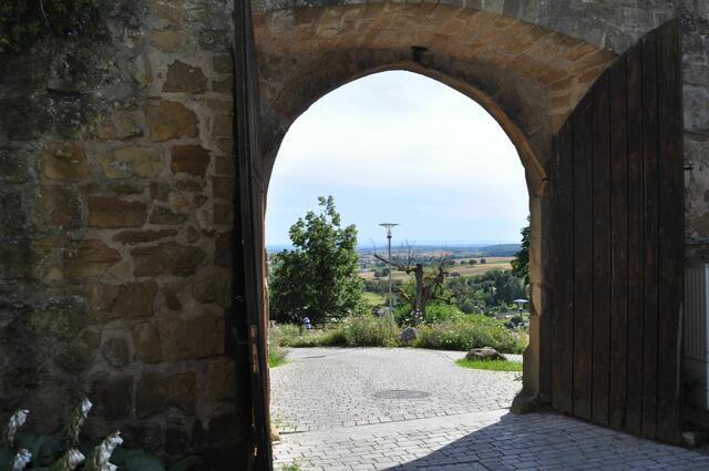 Raus aus der Burg und dann noch eine Runde um die Burg rum. | Foto: Daniela Somers