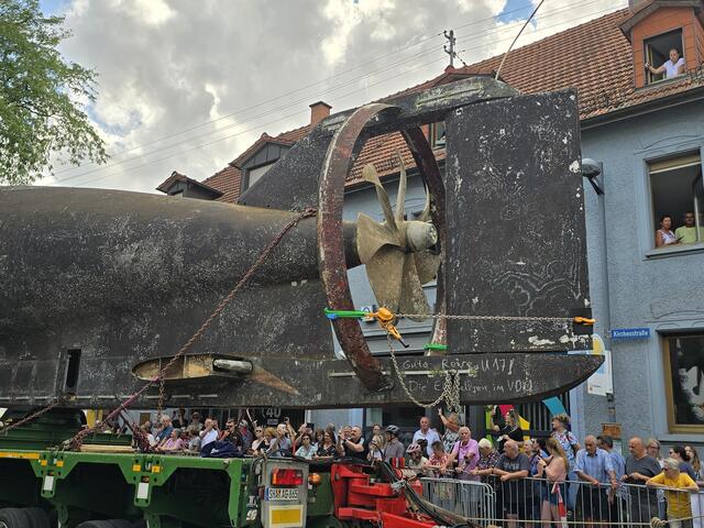 Mancher hatte von der eigenen Wohnung aus eine tolle Sicht. "Gute Reise U 17" steht auf der Schraube.  | Foto: Heidrun Rosenberger