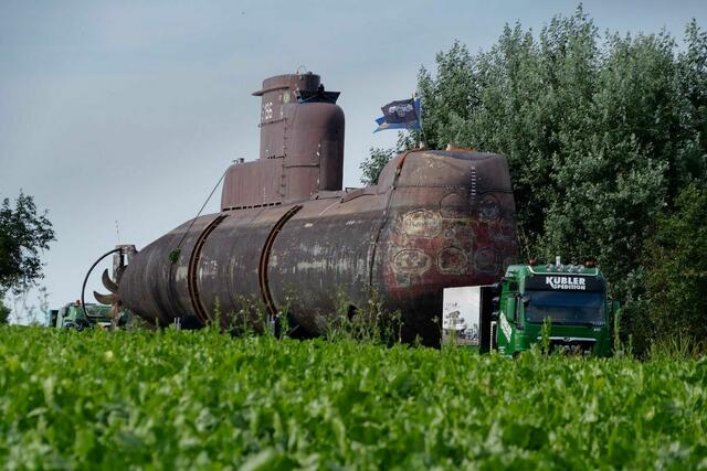Ungewöhnliche Perspektive: Ein U-Boot fährt durchs Feld. | Foto: Jörg Haffelder