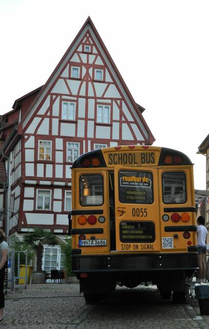 Party am Rathausplatz. Ein alter School Bus als Food Truck. Aber wir mussten hier schnell weg. Denn die Musik war so laut, man hätte den Gästeführer nicht verstanden. | Foto: Daniela Somers