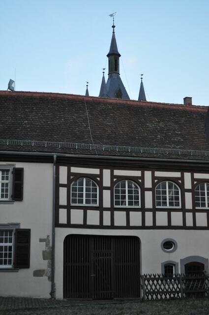 Die Blaue Stunde beginnt. Der Wormser Hof mit dem blauen Turm im Rücken. | Foto: Daniela Somers