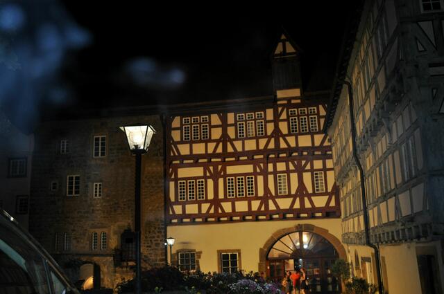 Der Hof des alten Spitals. Hier wurde an diesem Abend Theater gespielt.  | Foto: Daniela Somers