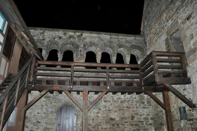 Leider konnte meine Kamera die schöne Beleuchtung der Arkaden des Palas nicht einfangen. Aber bei Nacht ist hier eine sehr schöne Stimmung. | Foto: Daniela Somers