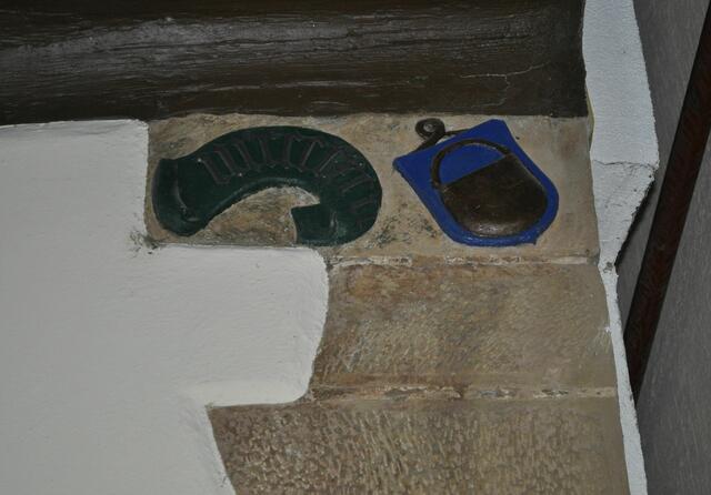 Für alle die kein Latein konnten und auch mit dem Lesen Probleme hatten: Hier war ein Einkaufsladen. Viele der Häuser haben verschiedene Symbole an der Hauswand. So haben sich früher auch die einfachen Leute in einer fremden Stadt zurecht gefunden. | Foto: Daniela Somers