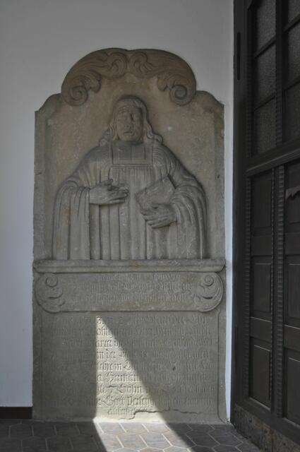 Leider ist die Kirche geschlossen. Nur Sonntags geöffnet. Ein Gedenkstein ist aber vor dem Eingang zu sehen. | Foto: Daniela Somers