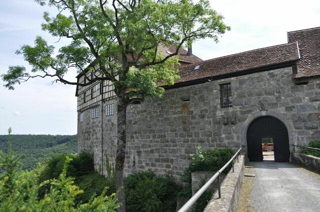 Einstmals eine Hängebrücke. Links ist der von Gemming’scher Palas. | Foto: Daniela Somers