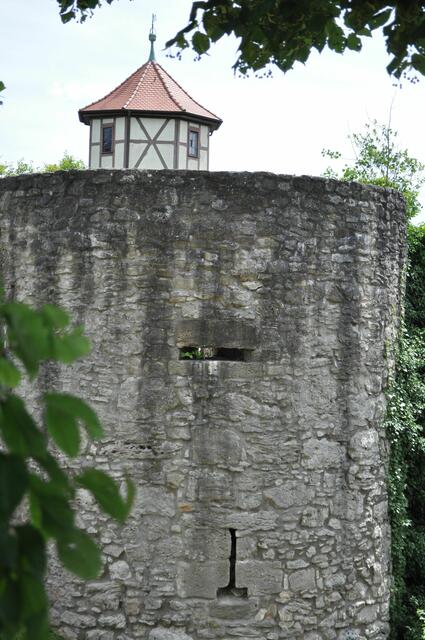 So ein Unterschied. Davor der mächtige Flankierungsturm. Dahinter das kleine Fachwerktürmchen | Foto: Daniela Somers