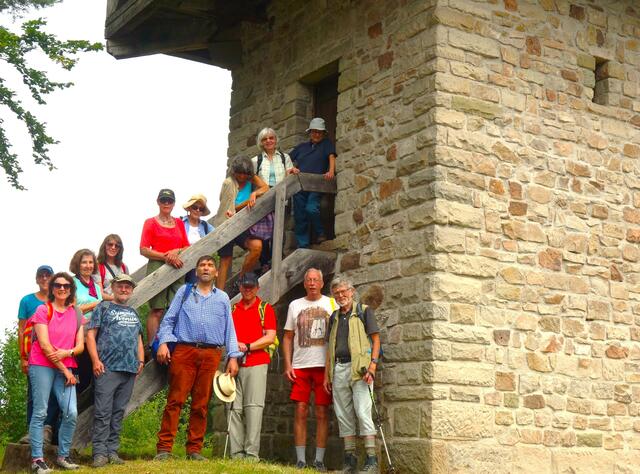 Gruppenbild bei dem 15m hohen, um 1982 rekonstruierten Limeswachturm 9/83 bei Grab. | Foto: Isolde Reitz