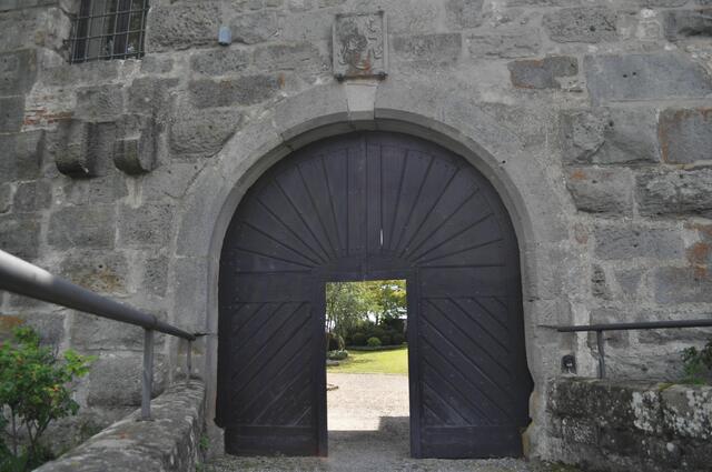 Nach der Brücke gehts durch ein Tor in die Hauptburg | Foto: Daniela Somers