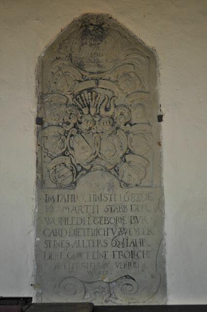 Grabplatten im Verbindungsbau. Dietrich von Weyler, gestorben 16.März 1682 ist noch zu lesen. Falls ich es richtig sehe. | Foto: Daniela Somers