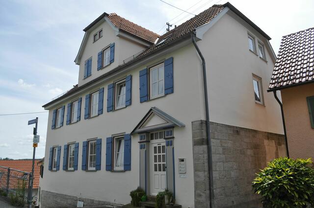 Ehemaliges Rathaus von Maienfels. Das Gebäude wurde 1825 als Schulhaus erbaut und 1912 zum Rathaus umgebaut, wobei damals auch das Zwerchhaus angefügt wurde. Heute in Privatbesitz. | Foto: Daniela Somers