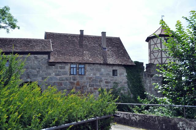 Über eine Steinbrücke gehts zur Hauptburg | Foto: Daniela Somers