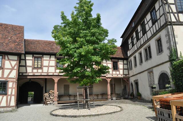 Verbindungsbau mit Burgtor. Man sieht dort drei Grabplatten. | Foto: Daniela Somers