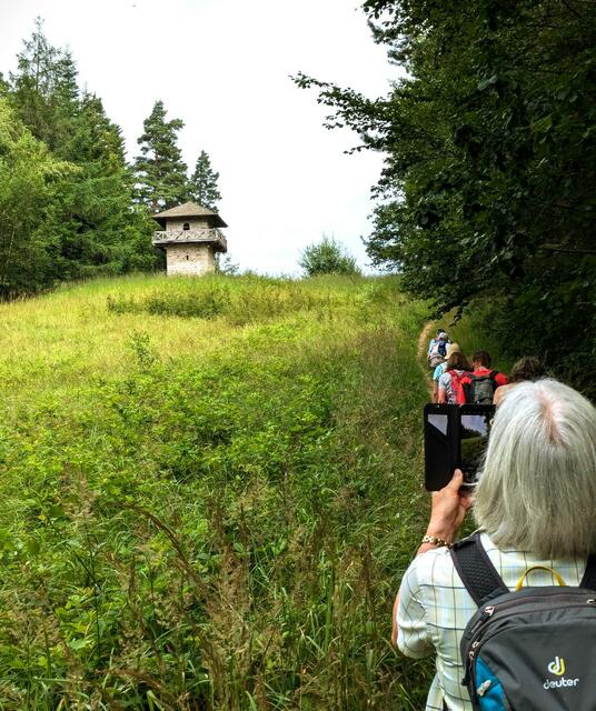 Der auf dem Heidenbuckel liegende Wachposten 9/83 ist in Sicht. | Foto: Isolde Reitz