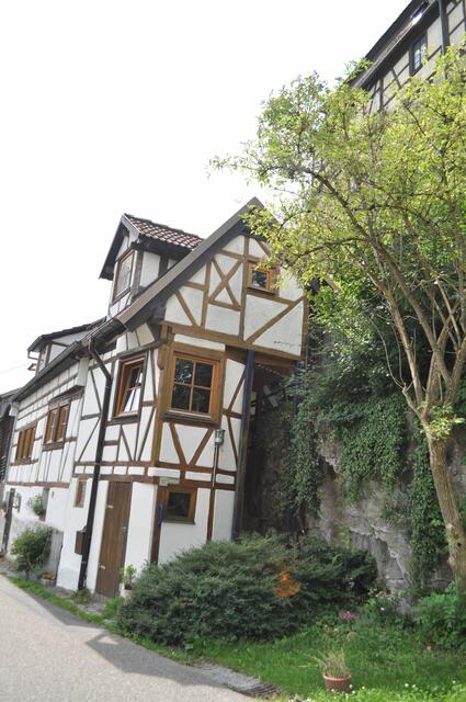 Hübsches Fachwerkhaus direkt an die Burgmauer gebaut. | Foto: Daniela Somers
