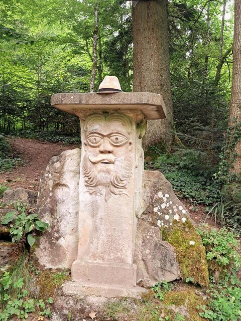 Der Quellgeist beim Fratzenbrunnen - auch er hat zur Abkühlung einen Hut auf! | Foto: Isolde Reitz