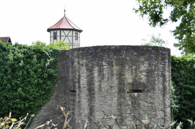 Noch ein Flankierungsturm. Dahinter ein Eckturm mit Fachwerkaufsatz, der Turm gehört schon zur Hauptburg | Foto: Daniela Somers