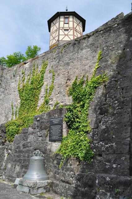 Die alte Kirchenglocke. Dazu gibts eine ausführliche Erklärungstafel. | Foto: Daniela Somers
