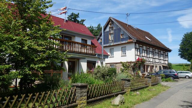 Altes Schulhaus in Vordermurrhärle mit Glockenturm im Garten.  | Foto: Isolde Reitz