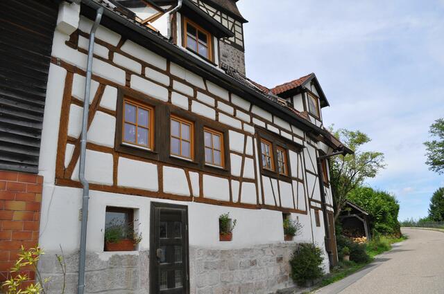 Hübsches Fachwerkhaus direkt an die Burgmauer gebaut. | Foto: Daniela Somers