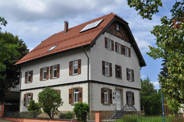Das ev. Pfarrhaus aus dem Jahr 1895 mit verschindeltem Fachwerkaufbau und Krüppelwalmdach.  | Foto: Daniela Somers
