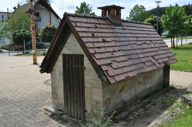 Über dieses niedliche Backhaus am Dorfplatz habe ich keine Informationen gefunden. Allerdings über ein Backhaus in Neuhütten, dass fast genauso aussieht. Wurde es von Neuhütten nach Wüstenrot gebracht? | Foto: Daniela Somers