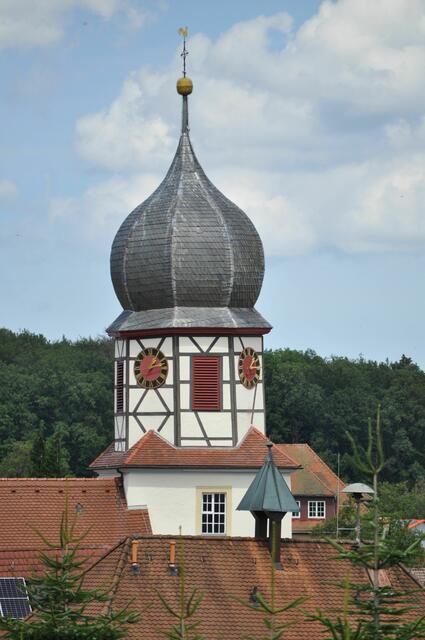 Blick auf den Turm der Kirche und den Dachreiter des alten Rathauses | Foto: Daniela Somers