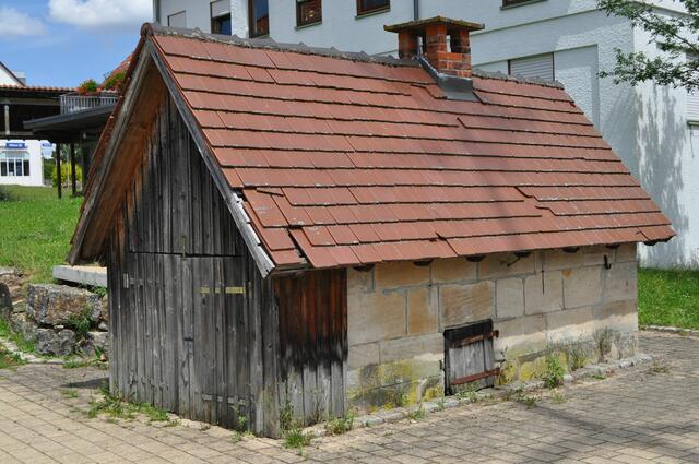 Wie schade. Keinerlei Information über dieses Häuschen gefunden. Obwohl es am Rande des Dorfplatzes steht. | Foto: Daniela Somers