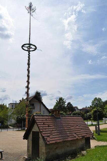 Maibaum. Davor ein altes Backhäusle? | Foto: Daniela Somers