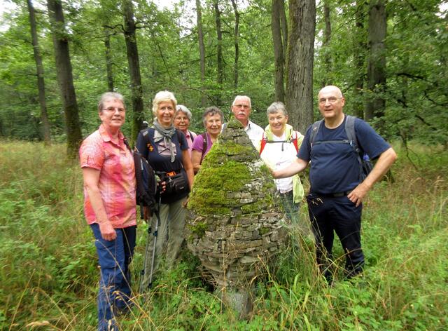 Steinei bereits einige Jahre alt und moosbewachsen. Aber es hält sich besser, wo wenig Menschen vorbei kommen | Foto: WandernGabyErich