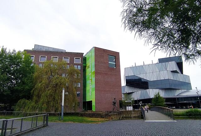 Die Experimenta - das neue Gebäude und die dazugehörigen historischen Gebäude der Hagenbucher Mühle | Foto: sigischlottke