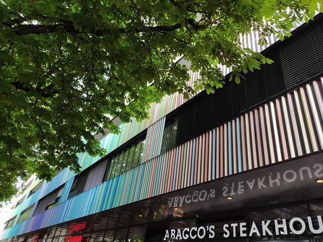 Je nachdem, von wo aus man die Fassade betrachtet, hat sie unterschiedliche Farbverläufe | Foto: sigischlottke