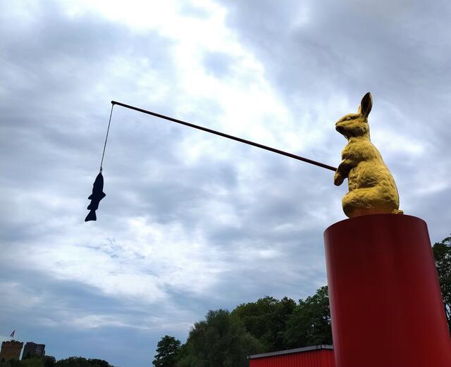 Der goldene Hase auf der Neckarbrück....  | Foto: sigischlottke