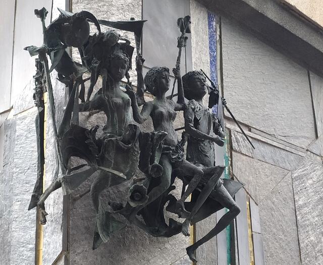 Ein Figuren-Ensemble an einer Säule hinter dem Rathaus | Foto: sigischlottke