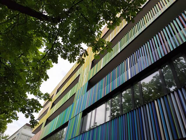 Je nachdem, von wo aus man die Fassade betrachtet, hat sie unterschiedliche Farbverläufe | Foto: sigischlottke