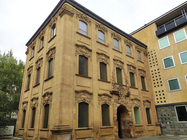 Im Innenhof des Rathauses. Eines der historischen Gebäude ist noch zu sehen, die anderen Gebäude stammen aus neuer Zeit.  | Foto: sigischlottke