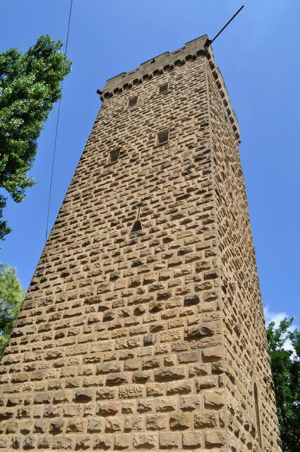 Wieder unten angekommen. Ein Blick nach oben. Die vielen Öffnungen im Turm sind mir bisher nie aufgefallen. | Foto: Daniela Somers