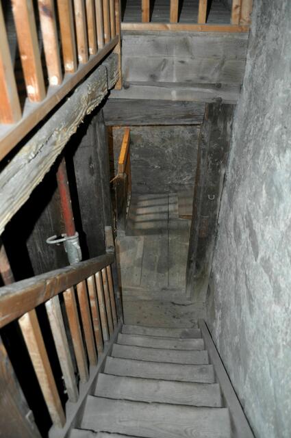 Viele Holzstufen führen nach oben | Foto: Daniela Somers