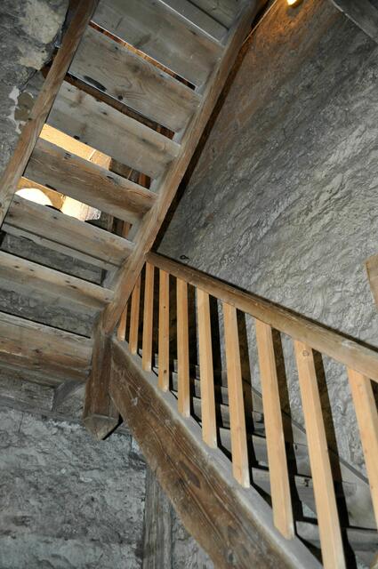 Über Holztreppen gehts nach oben. | Foto: Daniela Somers