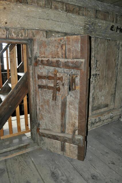 Eine sehr alte Tür mit vielen Riegeln. | Foto: Daniela Somers