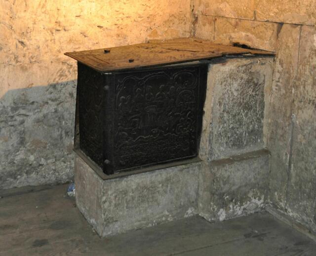 Der Ofen von der anderen Seite. Leider habe ich keine weiteren Informationen zu diesem Ofen gefunden. Die Inschrift konnte ich nicht richtig lesen. | Foto: Daniela Somers
