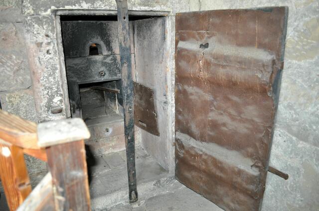 Es gibt sogar einen alten Ofen hier. Bestimmt war es extrem kalt hier im Winter. | Foto: Daniela Somers