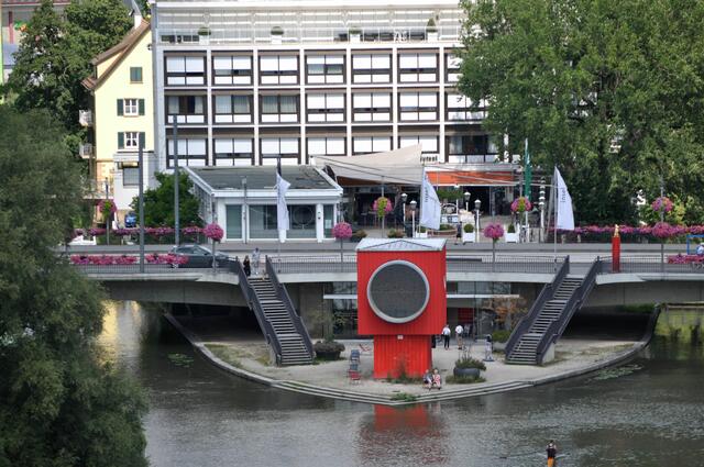 Blick zur Inselspitze. Die Menschen erscheinen wie kleine Figuren. | Foto: Daniela Somers