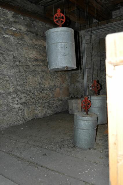 Gewichte. Für was die wohl sind? Das Rätsel klärt sich für mich oben auf der Plattform. | Foto: Daniela Somers