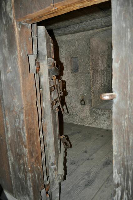 Ein Raum im Turm mit sehr alter Tür. | Foto: Daniela Somers